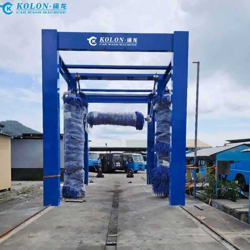 KOLON lái xe qua nút dừng khẩn cấp Được trang bị 3 bàn chải Máy rửa xe buýt Với điều khiển PLC 267L tiêu thụ nước