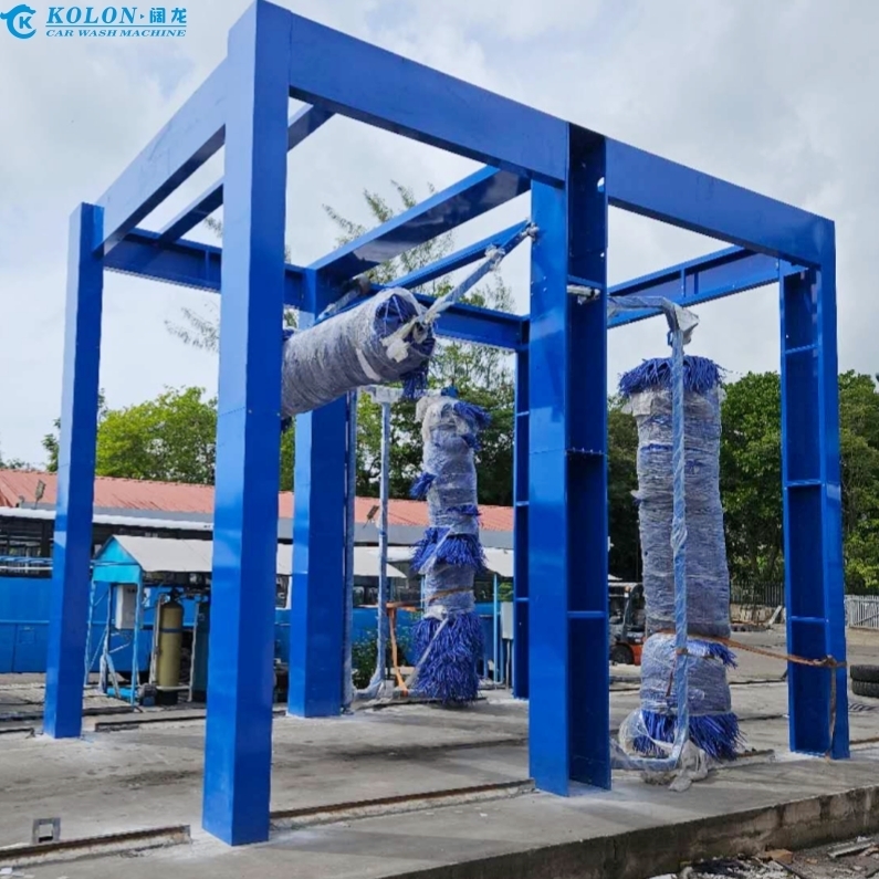 KOLON lái xe qua nút dừng khẩn cấp Được trang bị 3 bàn chải Máy rửa xe buýt Với điều khiển PLC 267L tiêu thụ nước