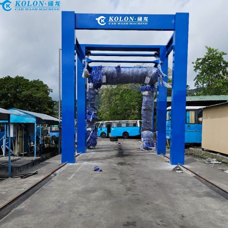 KOLON lái xe qua nút dừng khẩn cấp Được trang bị 3 bàn chải Máy rửa xe buýt Với điều khiển PLC 267L tiêu thụ nước