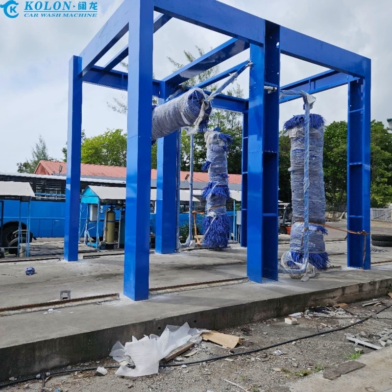 KOLON lái xe qua nút dừng khẩn cấp Được trang bị 3 bàn chải Máy rửa xe buýt Với điều khiển PLC 267L tiêu thụ nước